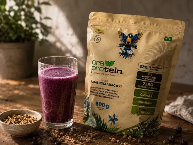 OraProtein® sendo servido em um copo, pronto para beber